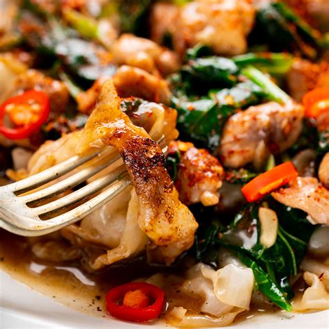thai-chicken-and-gravy-noodles-rad-naa-marions image