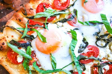 breakfast-pizza-recipe-with-tomatoes-and-eggs image