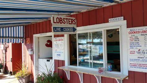 11-restaurants-with-the-best-lobster-rolls-in-maine image