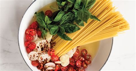 one-pot-tomato-basil-pasta-recipe-purewow image