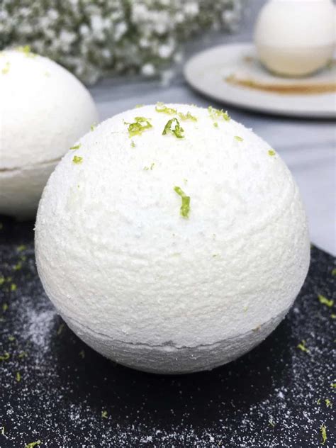 christmas-meringue-spheres-baking image