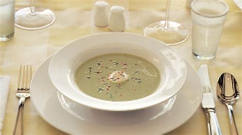 asparagus-bisque-with-curry-and-crme-frache-bon image