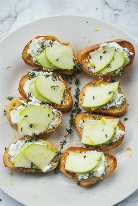apple-goat-cheese-crostini-appetizer-reluctant image