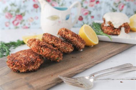 low-carb-keto-salmon-croquettes-with-creamy image
