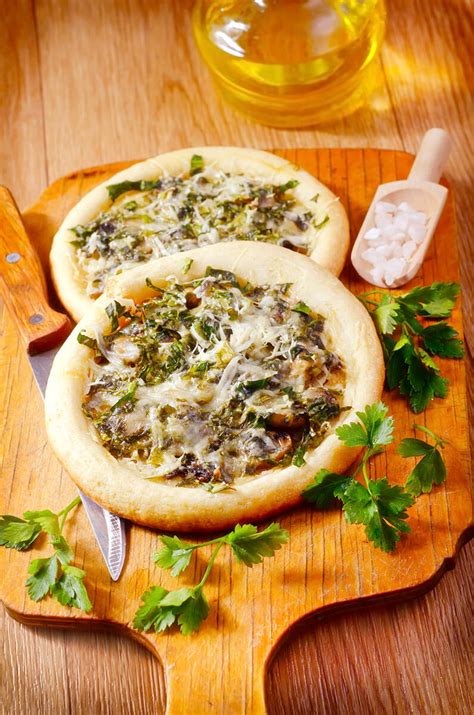 sausage-and-spinach-pizza-recipe-cuisinartcom image