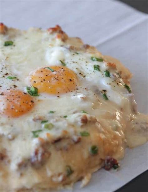 sausage-and-gravy-breakfast-pizza-easy-homemade image