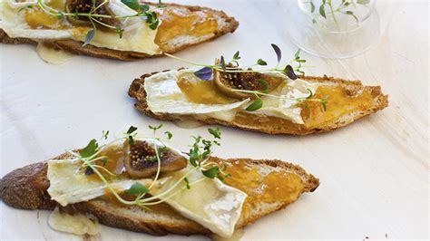 brie-crostini-with-fig-jam-and-fresh-figs image