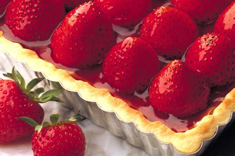 fresh-strawberry-flan-canadian-goodness-dairy image