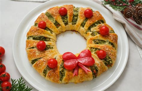 spinach-dip-crescent-wreath-reluctant-entertainer image