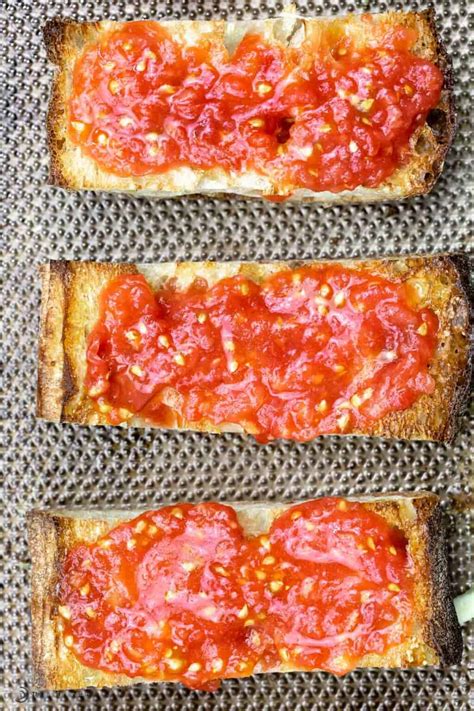 pan-con-tomate-spanish-tomato-bread-the image