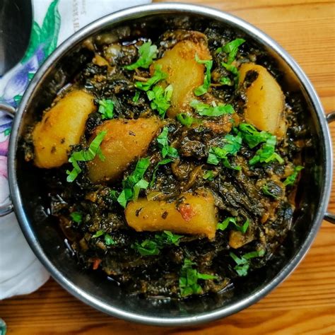 aloo-palak-potato-and-spinach-curry-in-pakistani-style image