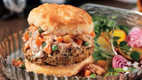 smoked-chicken-pot-pie-burger-recipe-unilever-food image