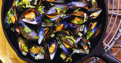 iron-skillet-roasted-mussels-lodge-cast-iron image