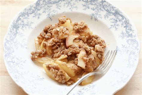 old-fashioned-apple-crisp-barefeet-in-the-kitchen image