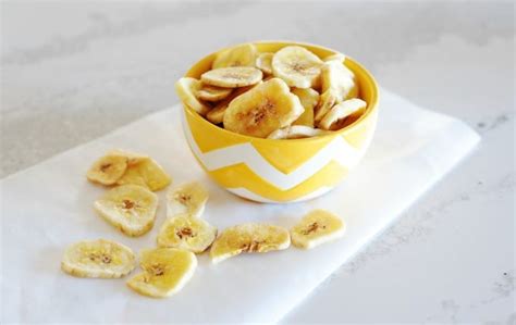 homemade-baked-banana-chips-recipe-momables image