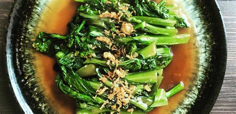 stir-fried-choy-sum-with-garlic-and-oyster-sauce-the image