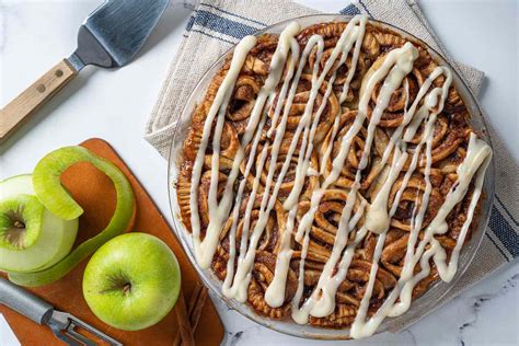 cinnamon-roll-apple-pie image