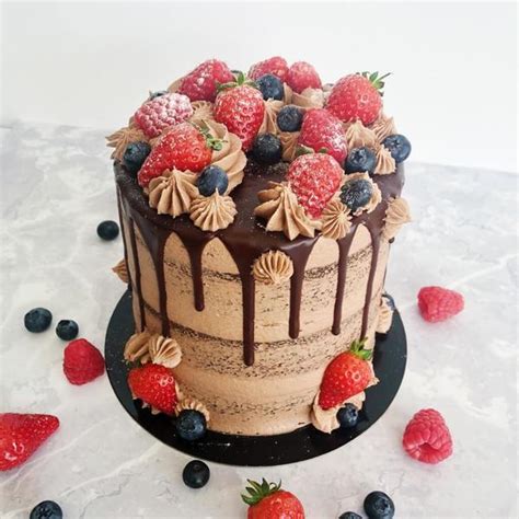 the-perfect-vegan-chocolate-drip-cake-recipe-anges image
