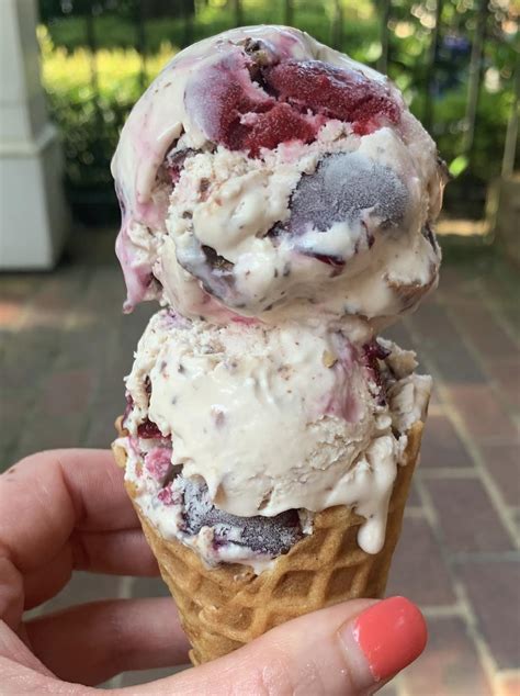 cherry-chocolate-almond-ice-cream-chelan-fresh image
