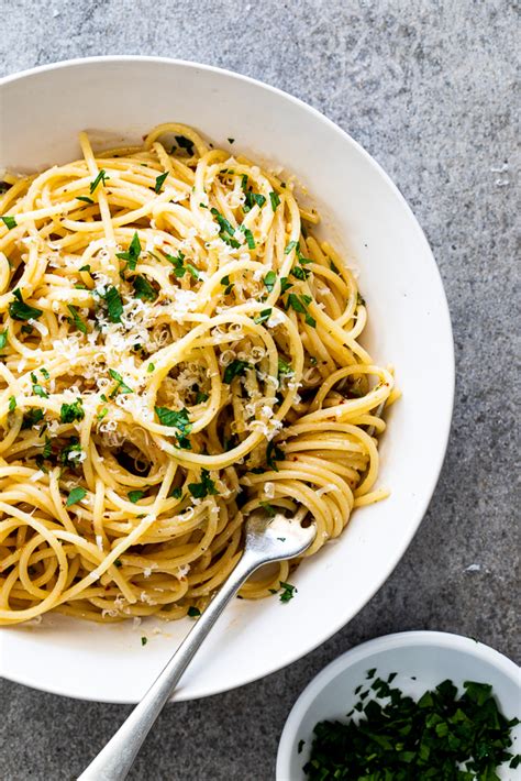 spaghetti-aglio-e-olio-simply-delicious image