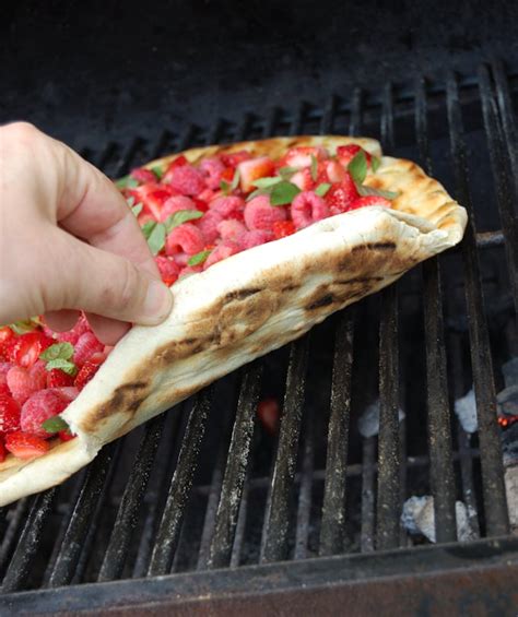 grilled-dessert-pizza-baking-sense image