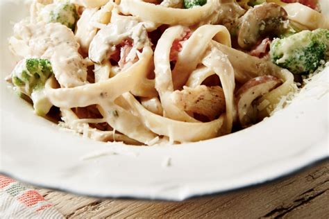 fettuccine-alfredo-with-chicken-and-vegetables image