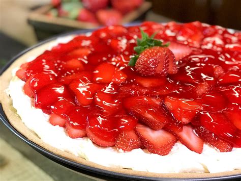 strawberry-pizza-with-sugar-cookie-crust-florida image