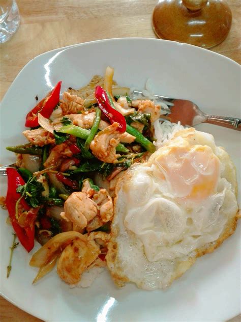 pad-krapow-recipe-thai-stir-fry-basil-thai-food image
