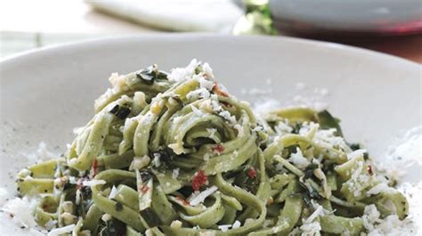 spicy-spinach-linguine-with-olive-oil-and-garlic image