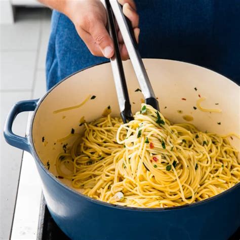 spaghetti-with-garlic-and-olive-oil-cooks-country image