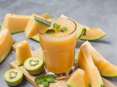 cantaloupe-juice-easy-recipe-and-benefits-organic-facts image
