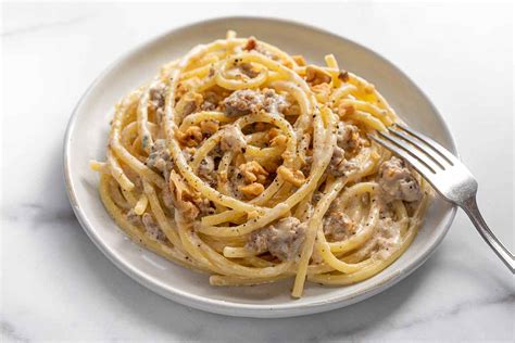blue-cheese-sausage-and-walnut-pasta-leites image