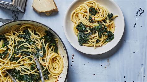 spaghetti-aglio-e-olio-with-lots-of-kale-recipe-bon image