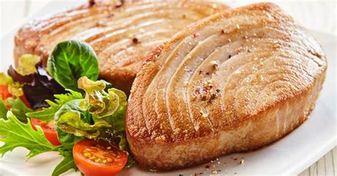 grilled-tuna-with-chickpea-and-spinach-salad-medlineplus image