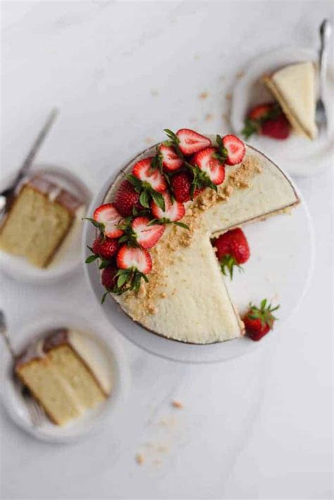 simple-vanilla-cake-with-mascarpone-buttercream image