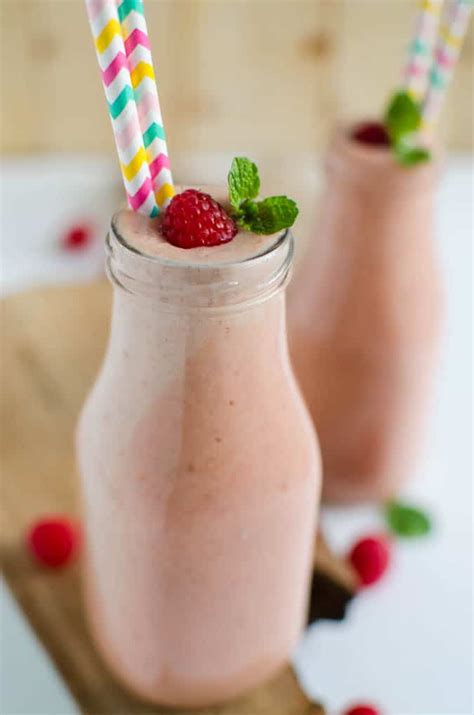 super-easy-tasty-raspberry-banana-smoothie-watch image