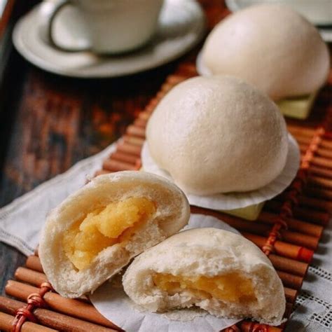 cantonese-steamed-custard-buns-nai-wong-bao-the image