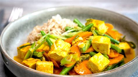vegetable-coconut-curry-with-tofu-operation-transformation-2021 image