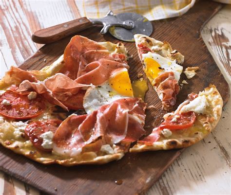 breakfast-flatbread-with-prosciutto-and-tomato image