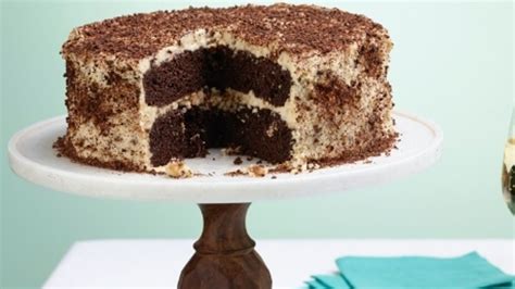 hazelnut-crunch-cake-with-mascarpone-and-chocolate image
