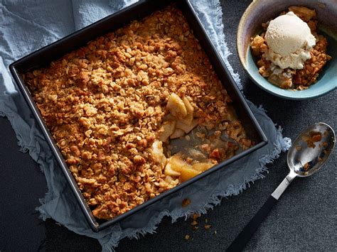 classic-apple-crisp-with-oats-chatelaine image