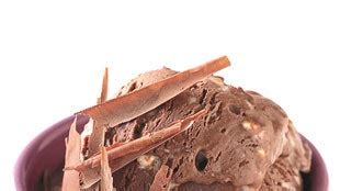 chocolate-cinnamon-gelato-with-toffee-bits-recipe-bon image