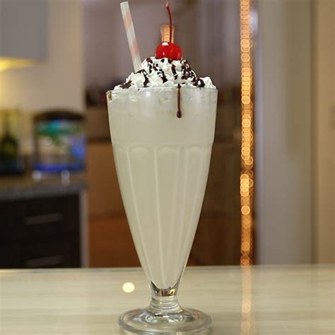 spiked-vanilla-milkshake-tipsy-bartender image
