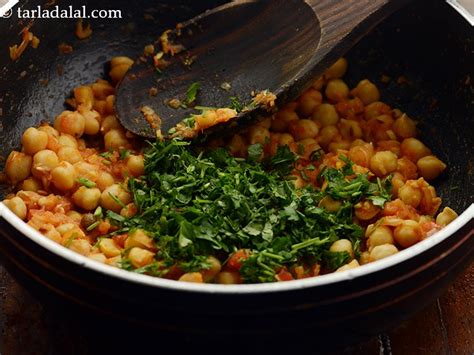 kabuli-chana-recipe-kabuli-chana-sabzi-north-indian image