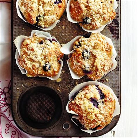 streusel-crunch-blueberry-muffins-recipe-chatelaine image