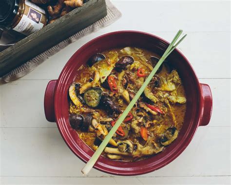 indonesian-turmeric-coconut-vegetable-stew-sayur-lodeh image
