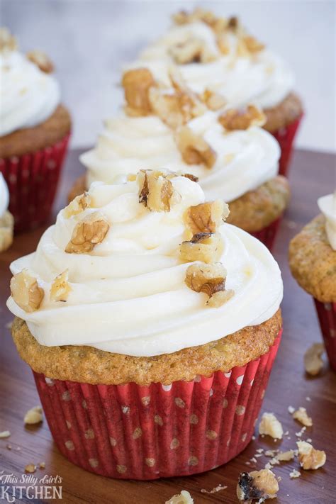 banana-cupcakes-with-cream-cheese-frosting-this image