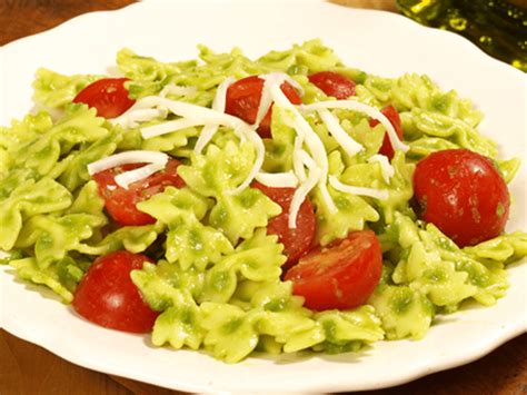 mini-farfalle-pasta-with-creamy-green-peas-cherry image