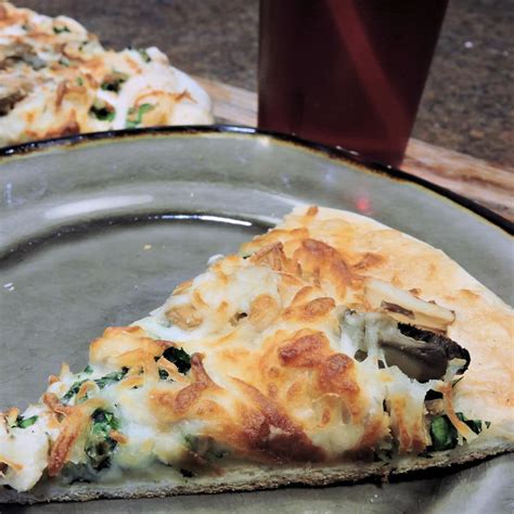 spinach-alfredo-pizza-with-shredded-chicken image