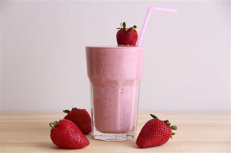 strawberry-mint-smoothie-recipe-the-leaf image
